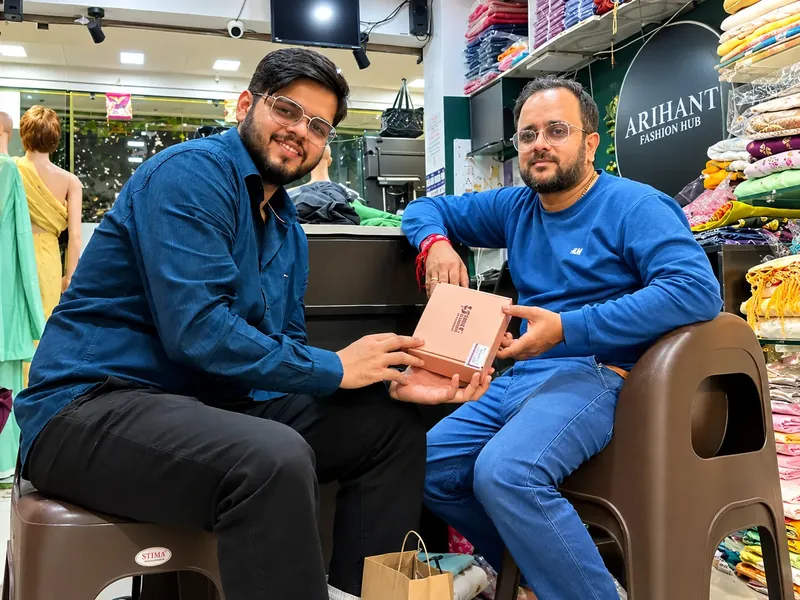 Fashion store mein customer ke saath Instant Broadcast team