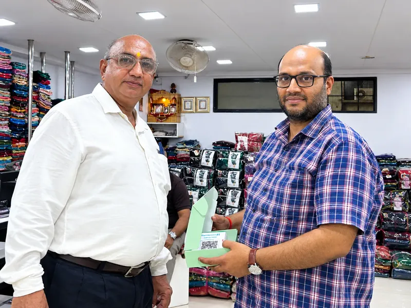 Textile shop owner ko WhatsApp QR stand dete hue