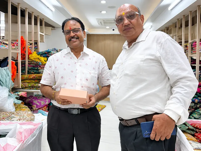 Textile shop mein customers ke saath Instant Broadcast team